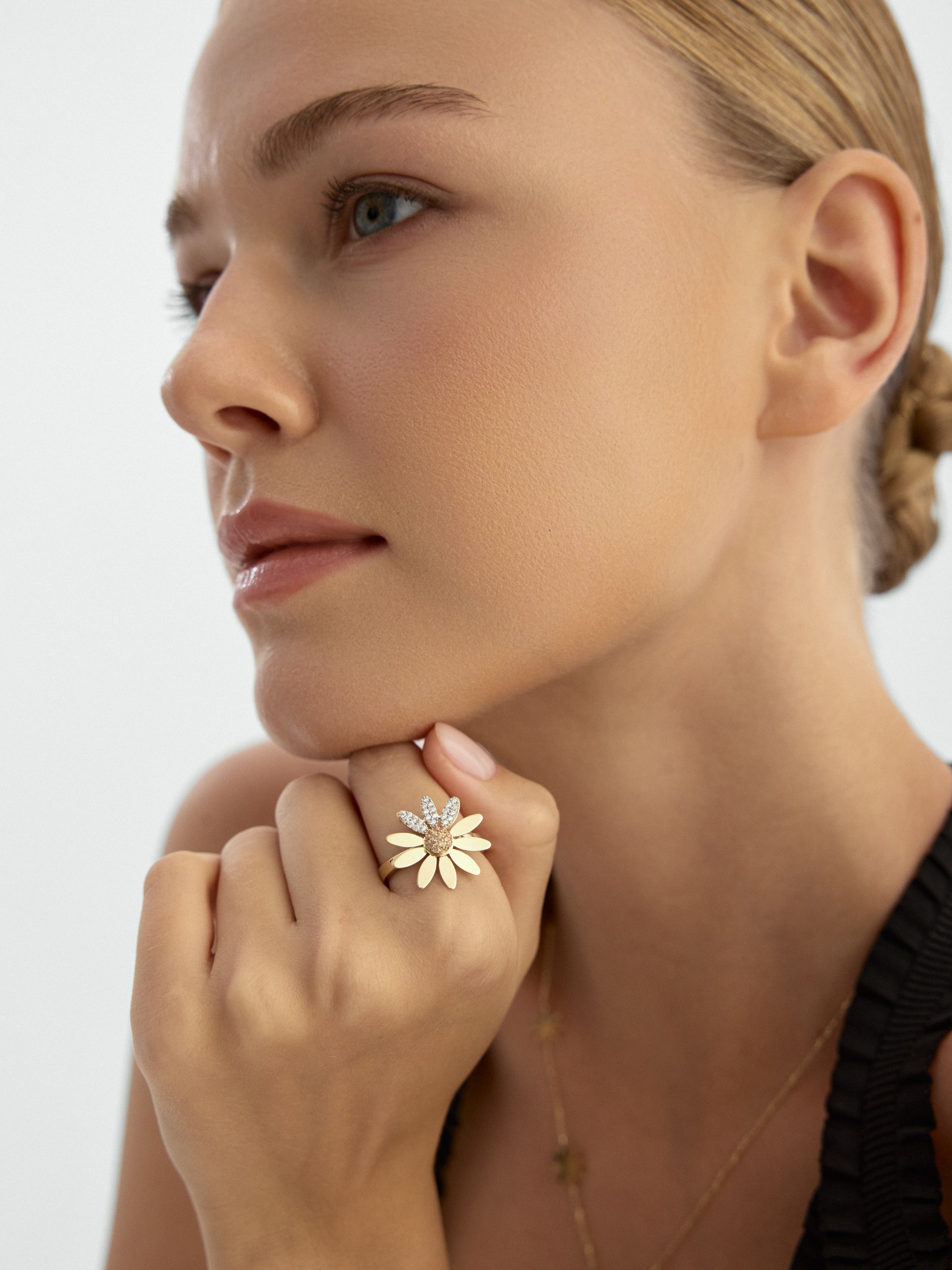 Daisy Motif Stone Ring in 14K Gold