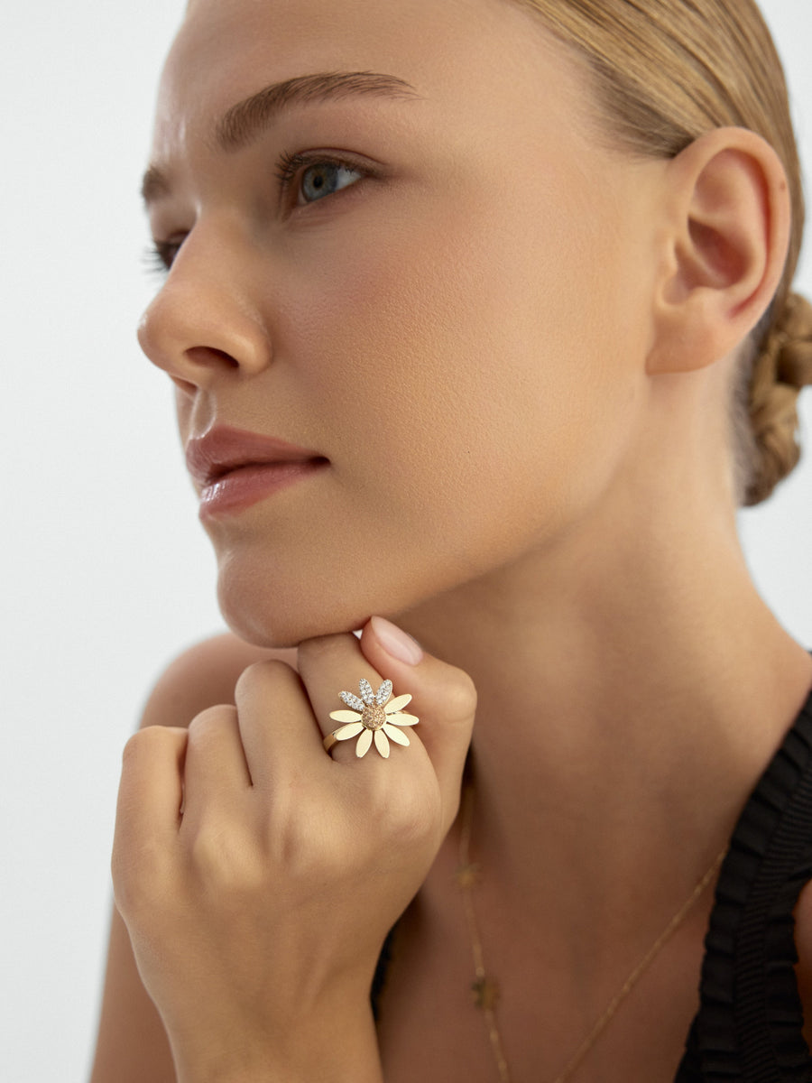 Daisy Motif Stone Ring in 14K Gold