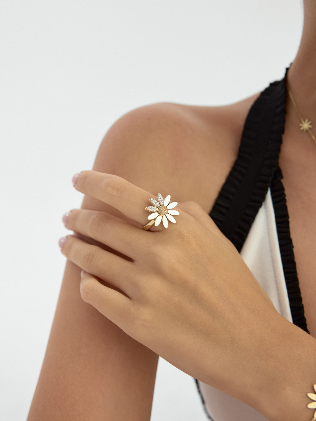 Daisy Motif Stone Ring in 14K Gold