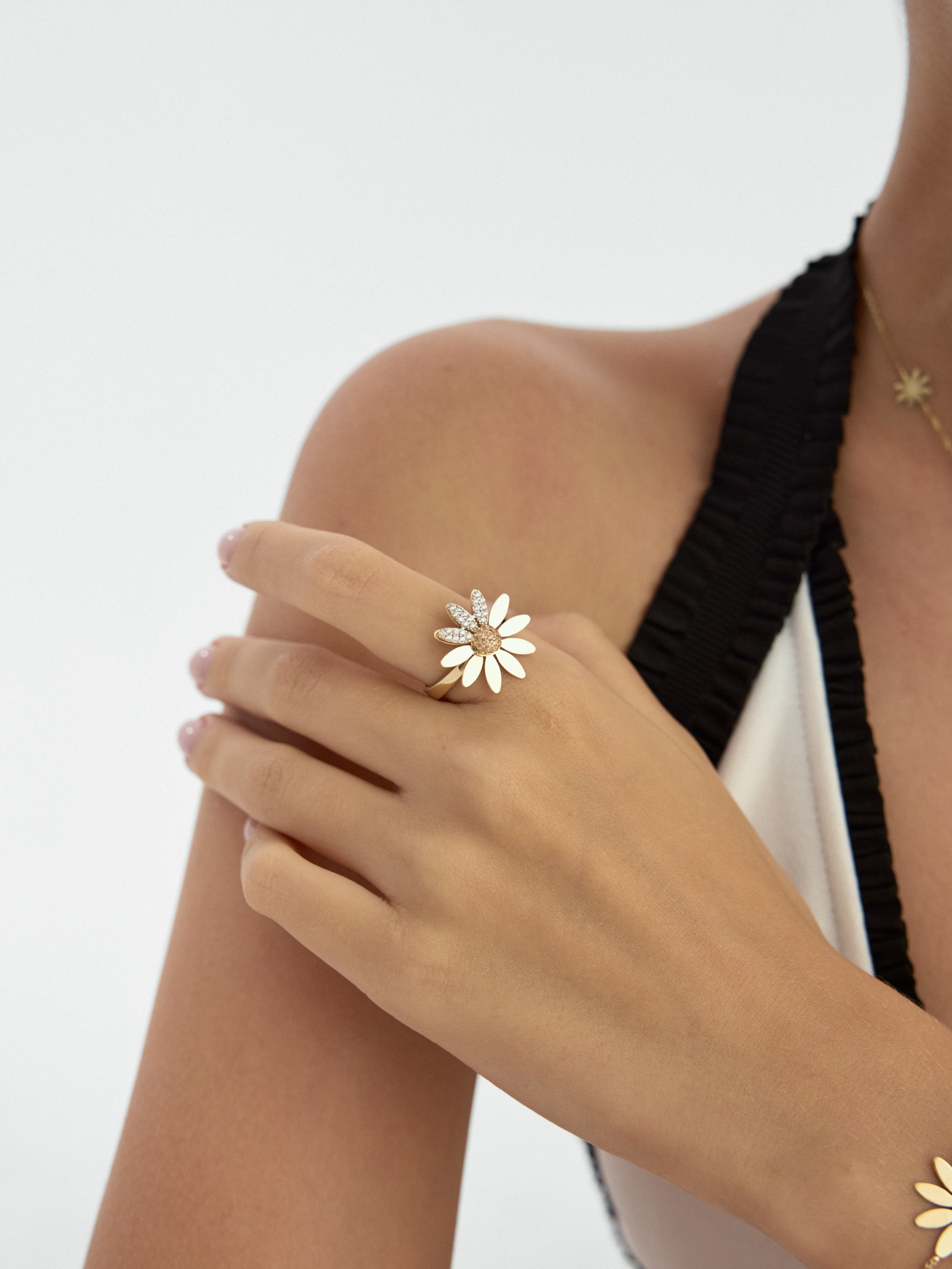 Daisy Motif Stone Ring in 14K Gold