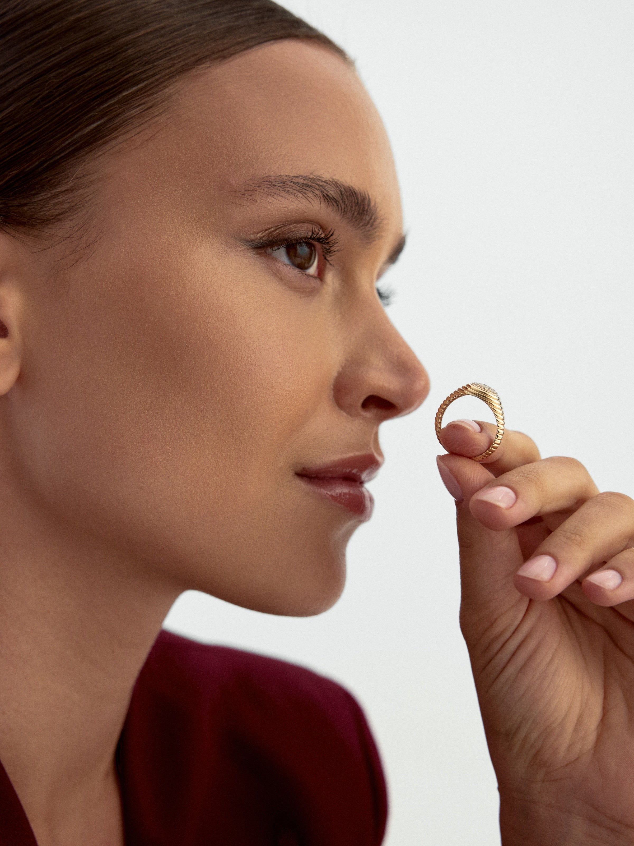Modern Oval Form Diamond-Inspired Ring in 14K Gold
