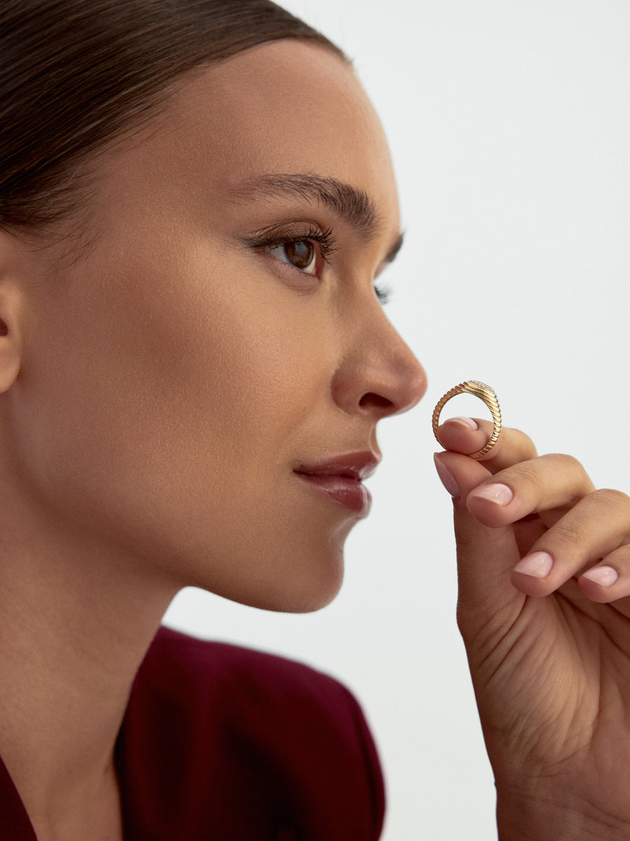 Modern Oval Form Diamond-Inspired Ring in 14K Gold