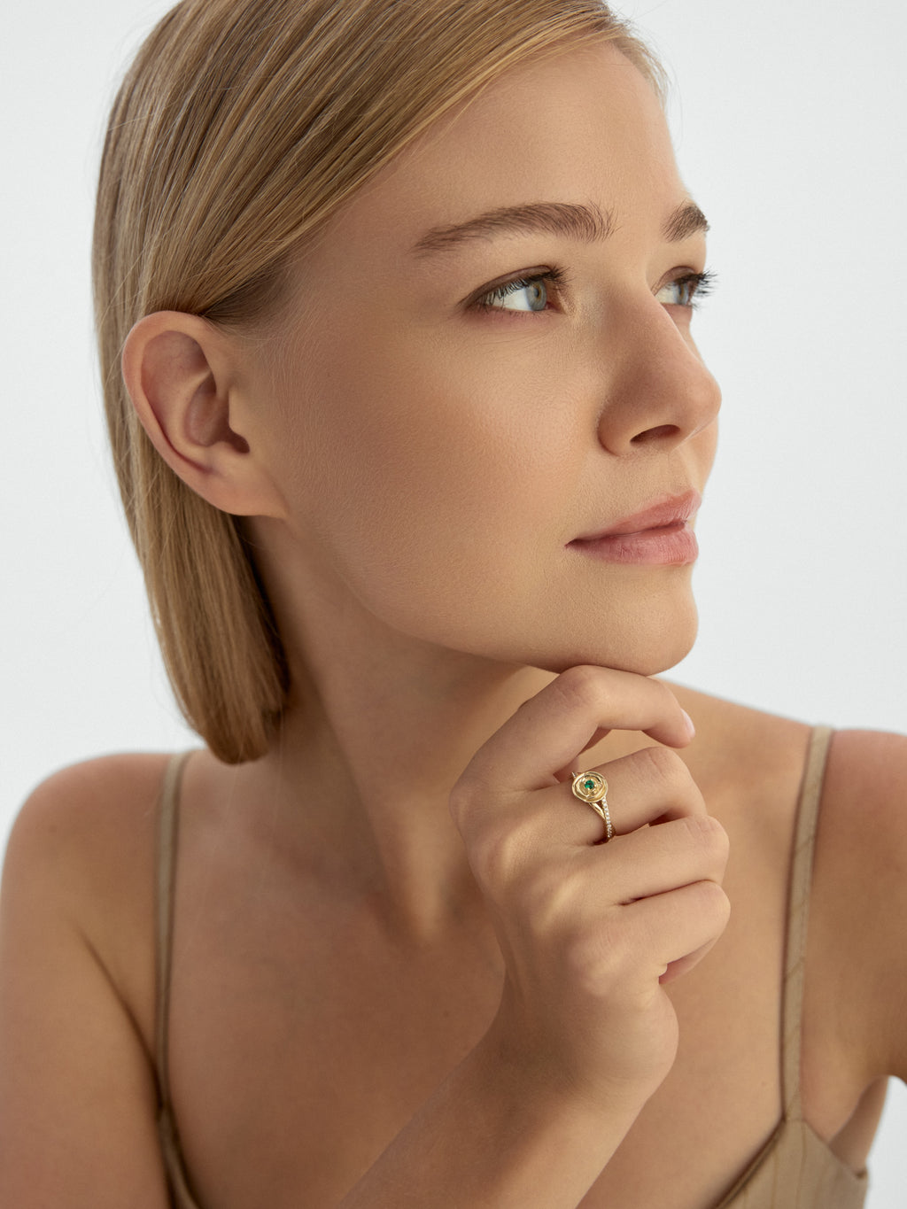 Emerald Green Stone Rose Motif Ring in 14K Gold