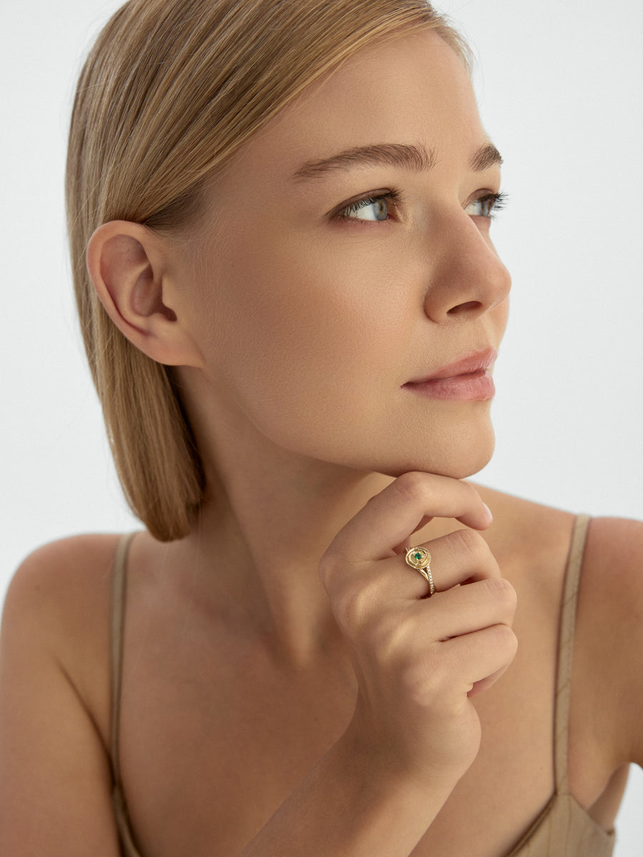 Emerald Green Stone Rose Motif Ring in 14K Gold