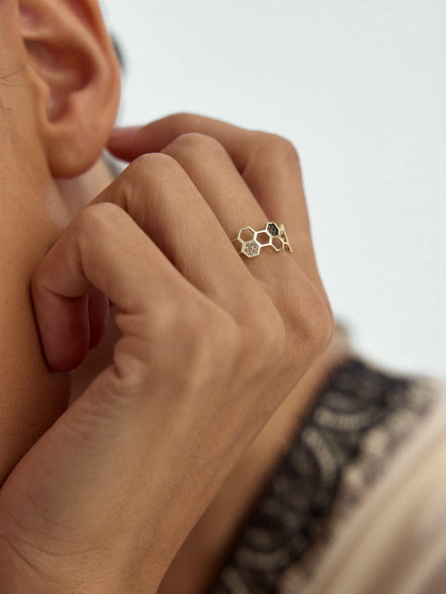 Honeycomb Form Stone Ornamented Ring in 14K Gold