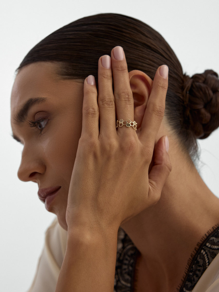 Honeycomb Form Stone Ornamented Ring in 14K Gold