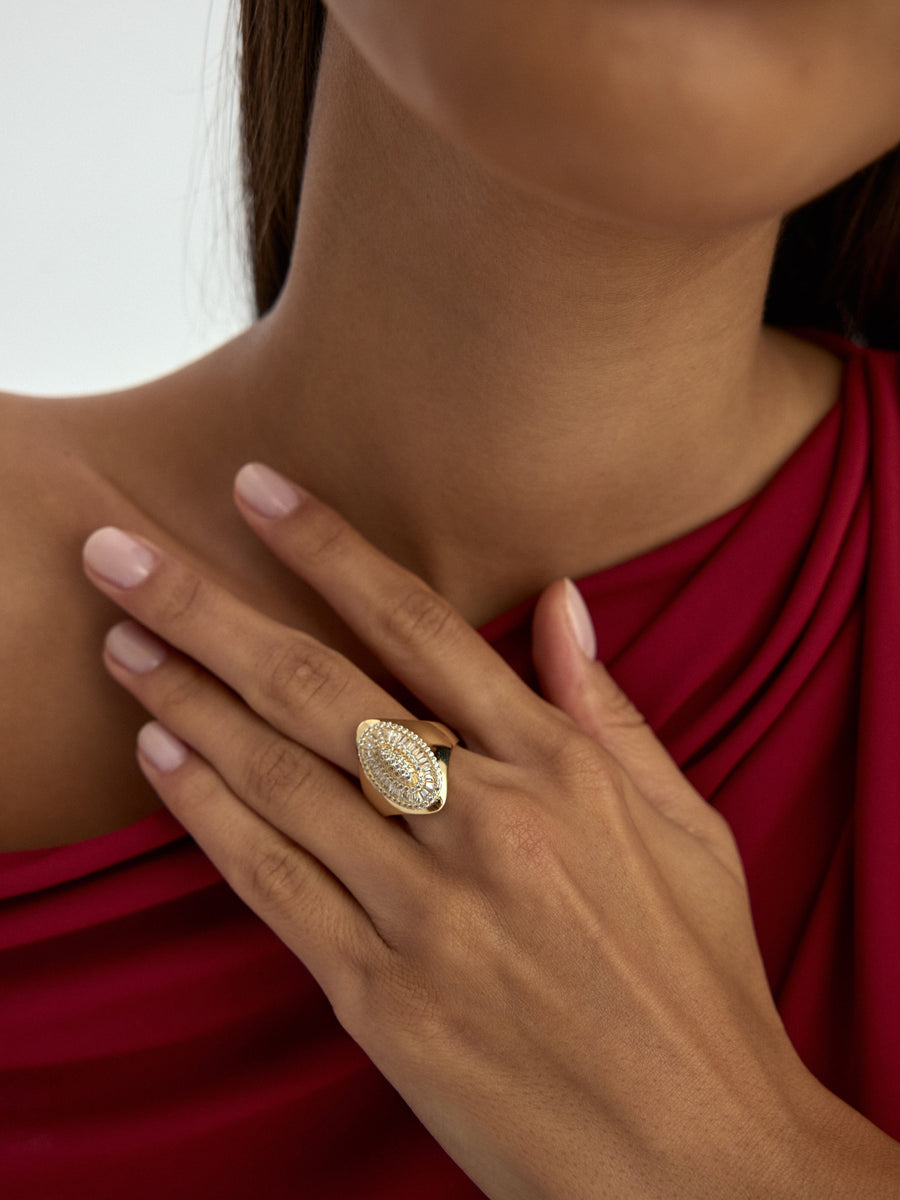 Baguette & Round-Cut Stone Oval Form Ring in 14K Gold