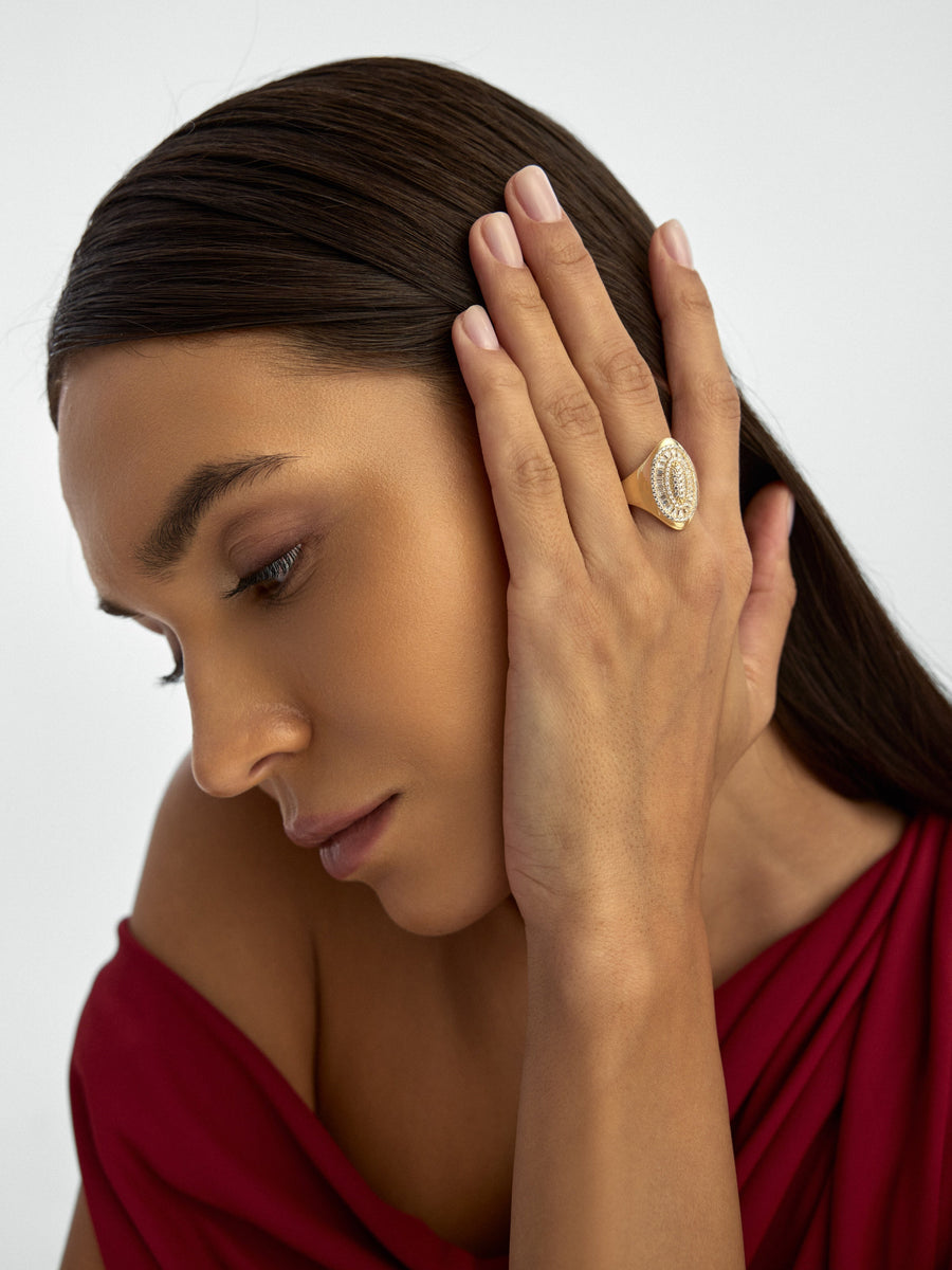Baguette & Round-Cut Stone Oval Form Ring in 14K Gold