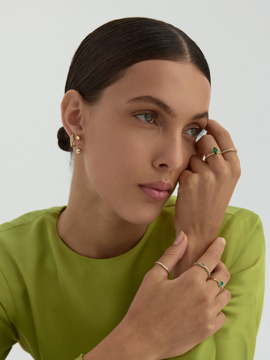 Oval Emerald Green Stone Vintage Ring in 14K Gold
