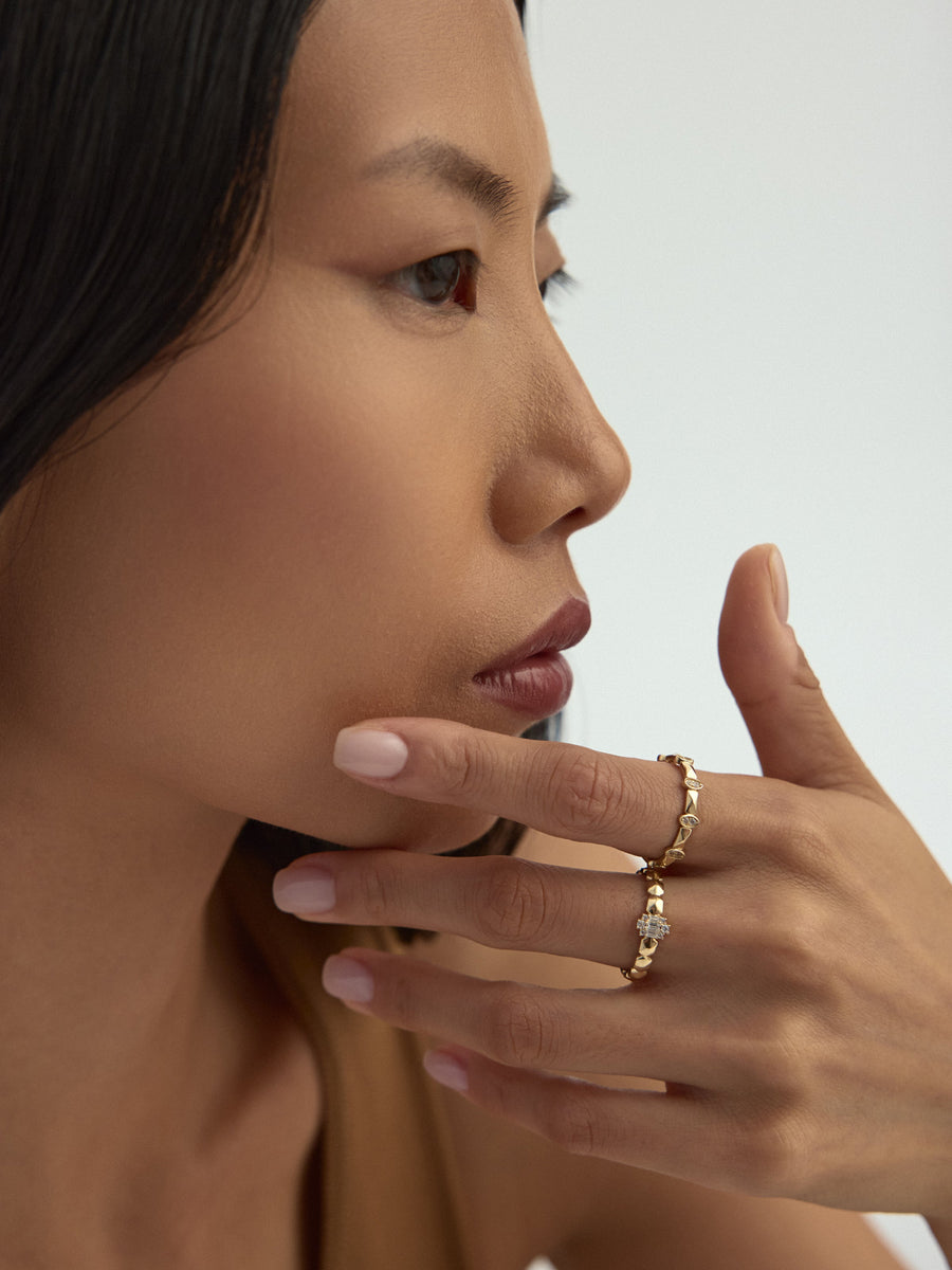 Geometric Motif Oval Stone Ring in 14K Gold