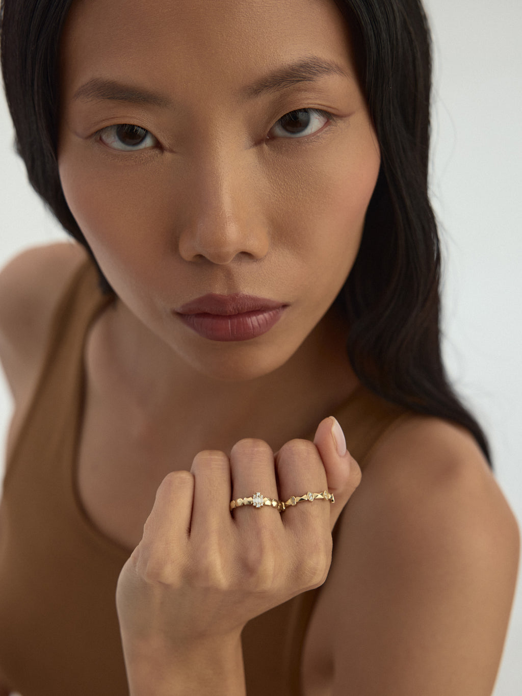 Geometric Motif Oval Stone Ring in 14K Gold