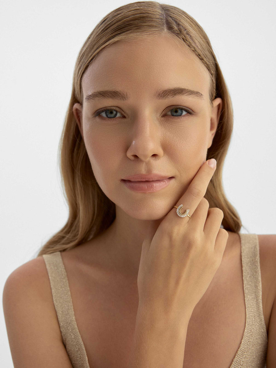 Baguette Stone Horse Horseshoe Form Ring in 14K Gold