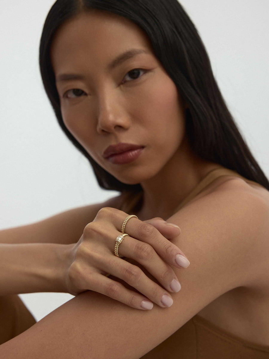 Baguette Stone Twisted Form Ring in 14K Gold