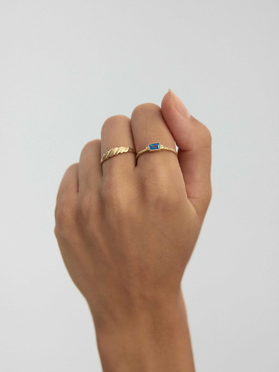 Twisted Form Minimal Ring in 14K Gold
