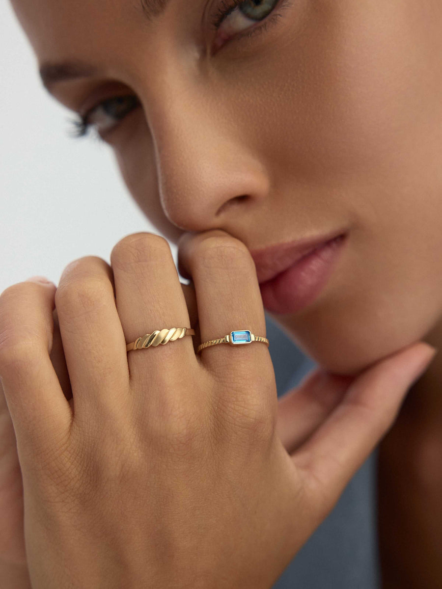 Twisted Form Minimal Ring in 14K Gold