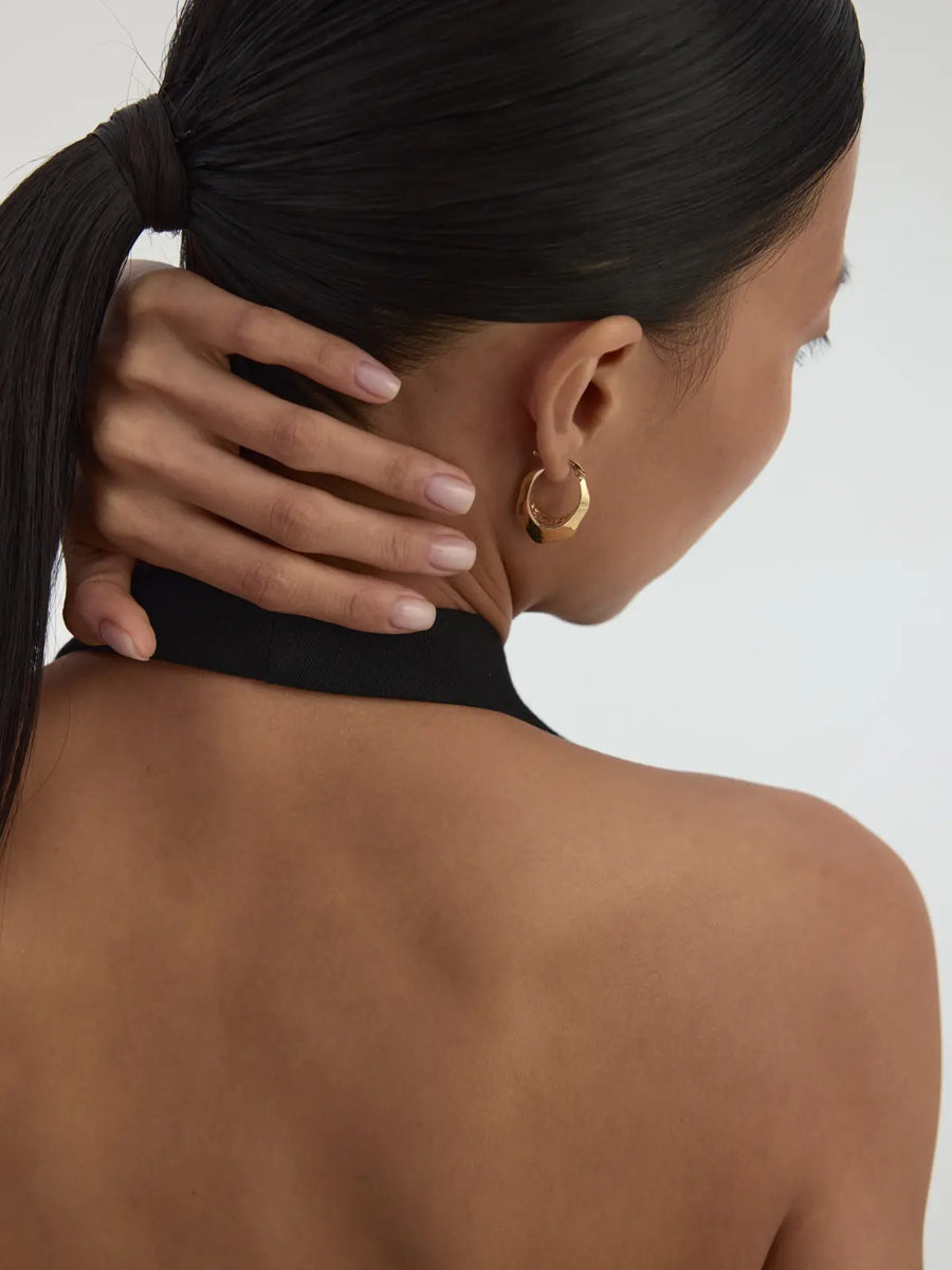 Wavy Form Patterned Hoop Earrings in 14K Gold