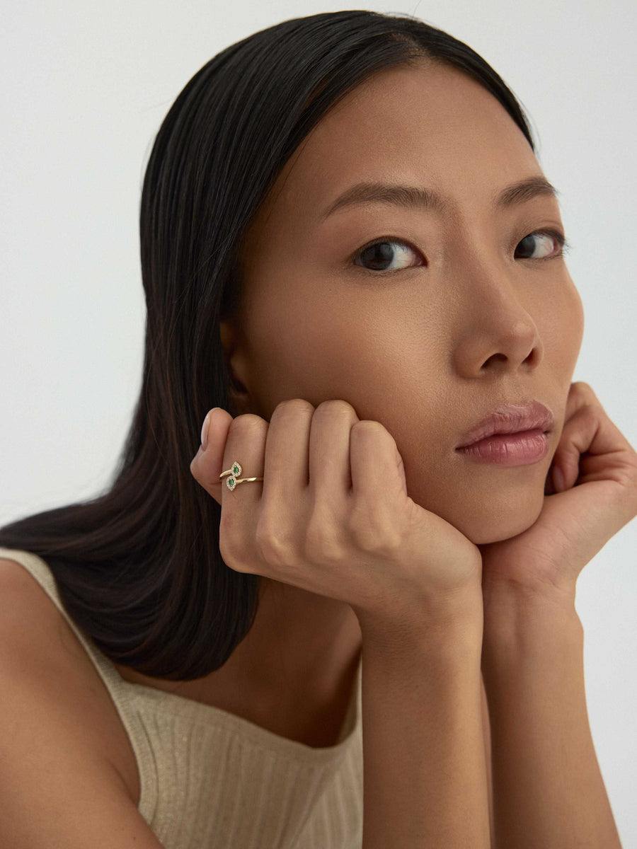 Teardrop Form Green Baguette Stone Ring in 14K Gold