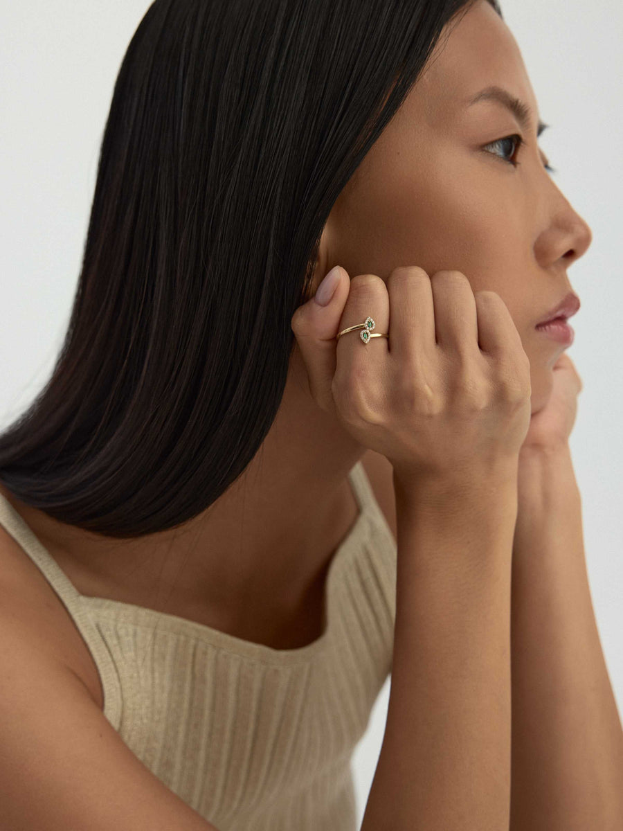 Teardrop Form Green Baguette Stone Ring in 14K Gold