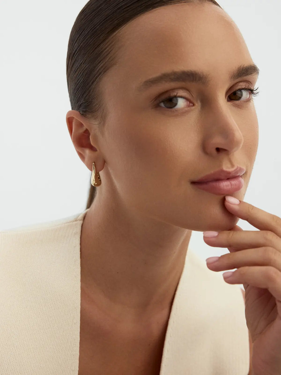 Teardrop Form Earrings in 14K Gold