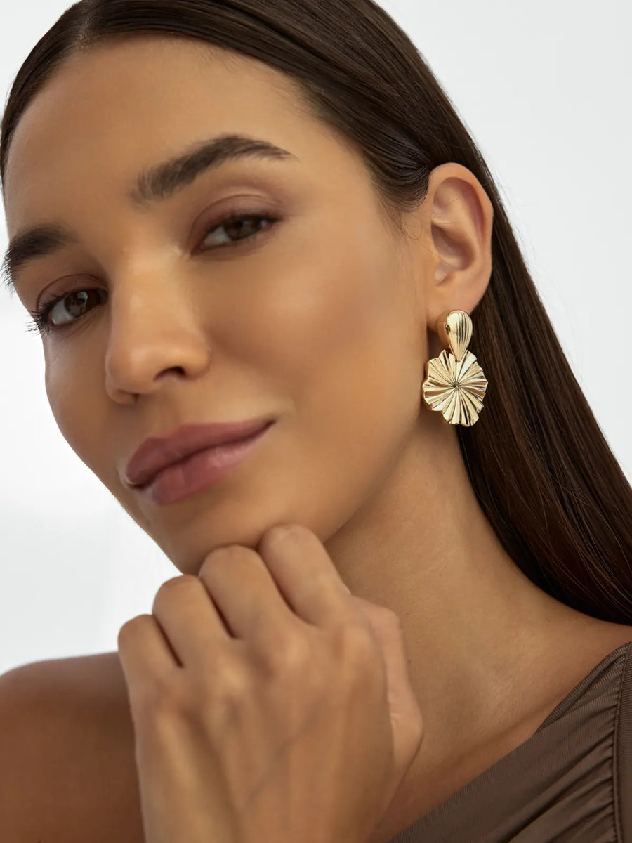Deniz Shell & Soyut Flower Form Earrings in 14K Gold