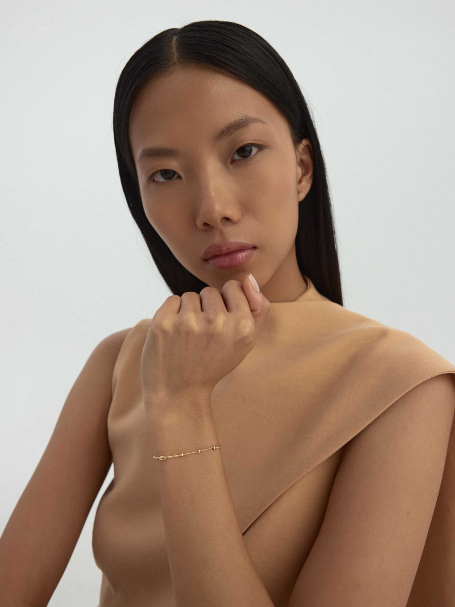 Dorika & Oval Form Minimal Bracelet in 14K Gold