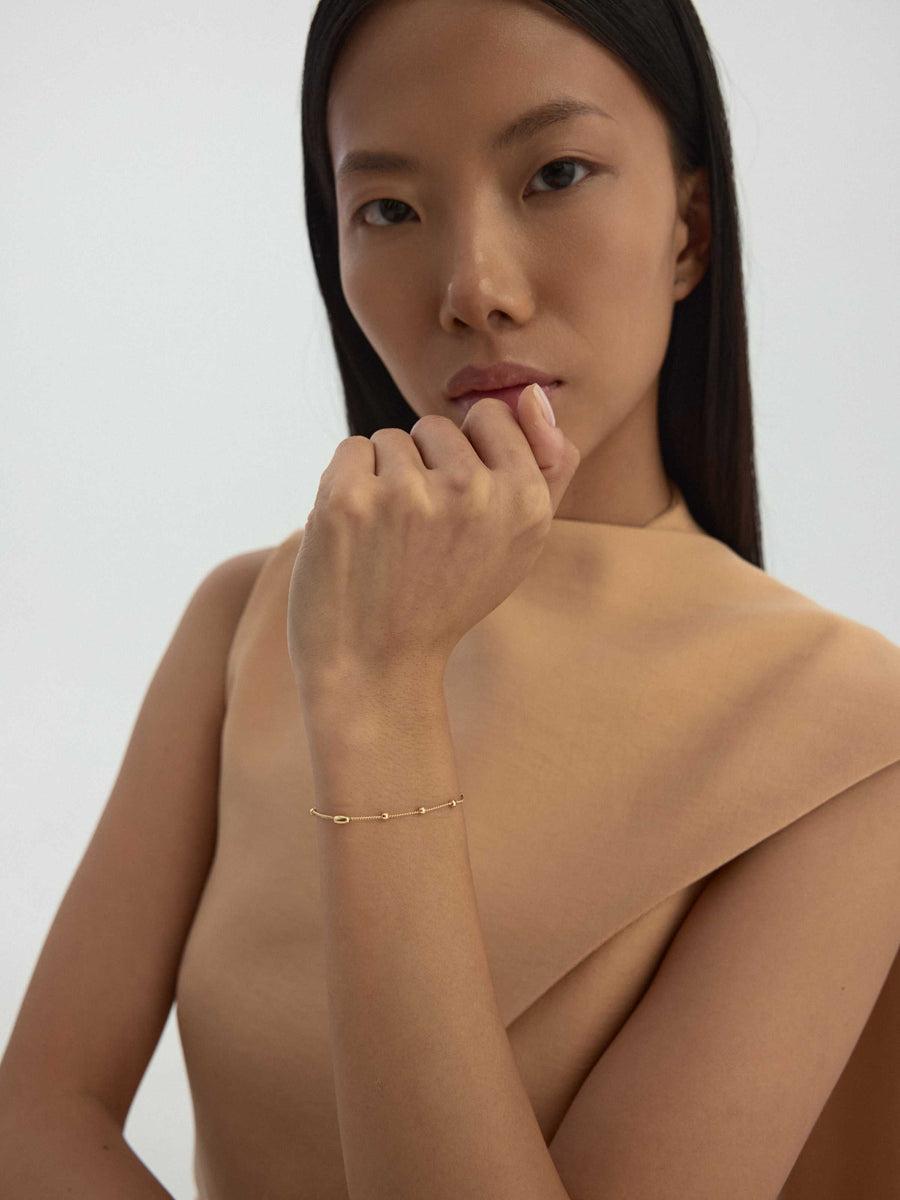 Dorika & Oval Form Minimal Bracelet in 14K Gold