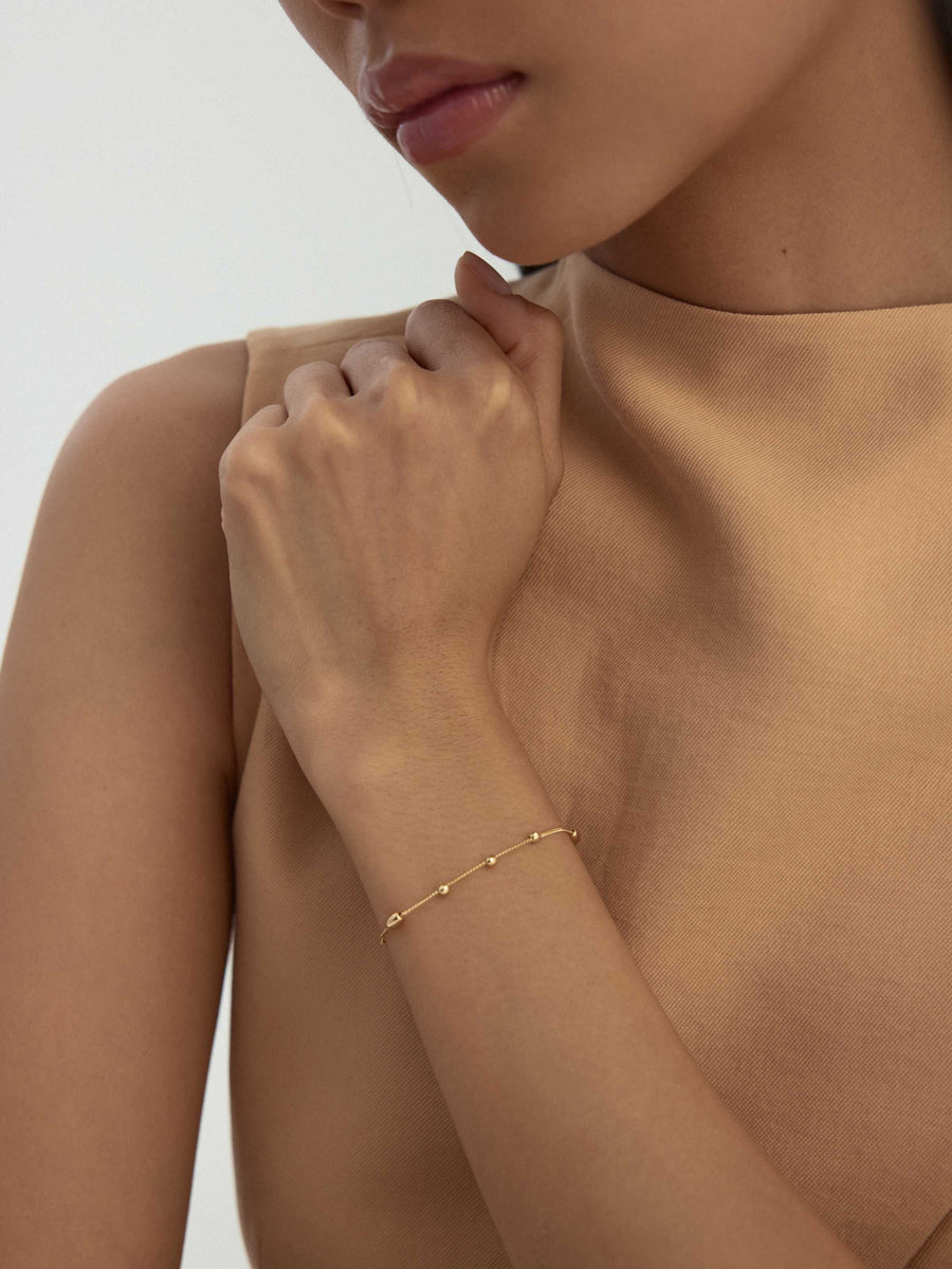 Dorika & Oval Form Minimal Bracelet in 14K Gold