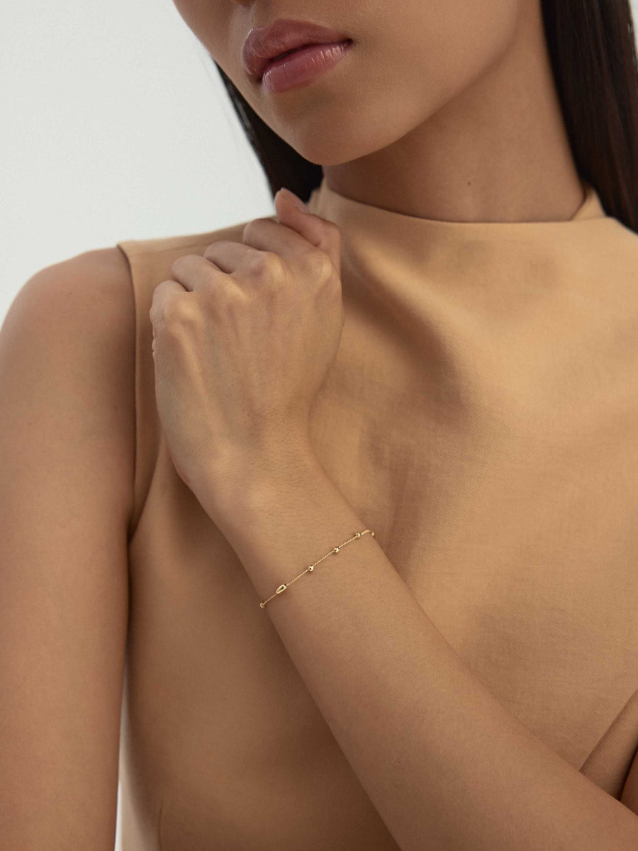 Dorika & Oval Form Minimal Bracelet in 14K Gold