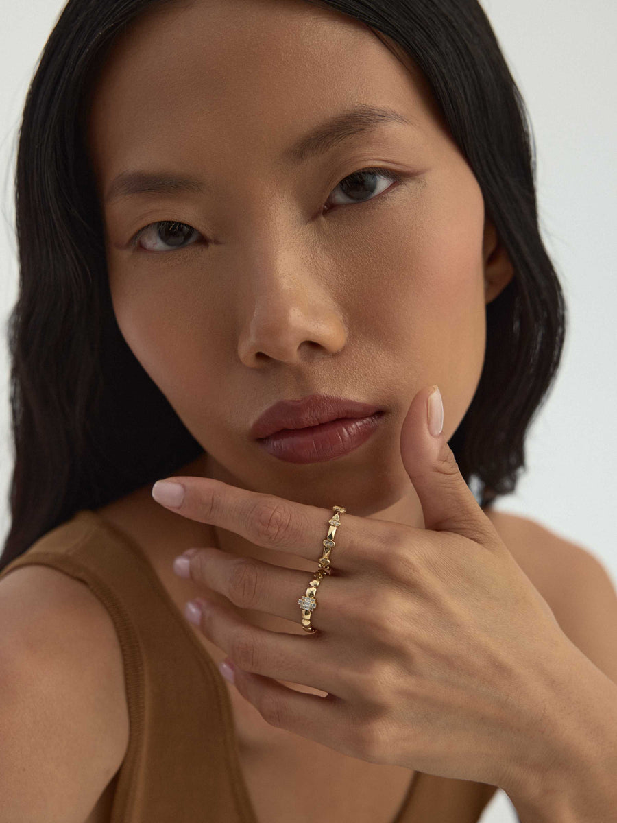 Geometric Motif Oval Stone Ring in 14K Gold