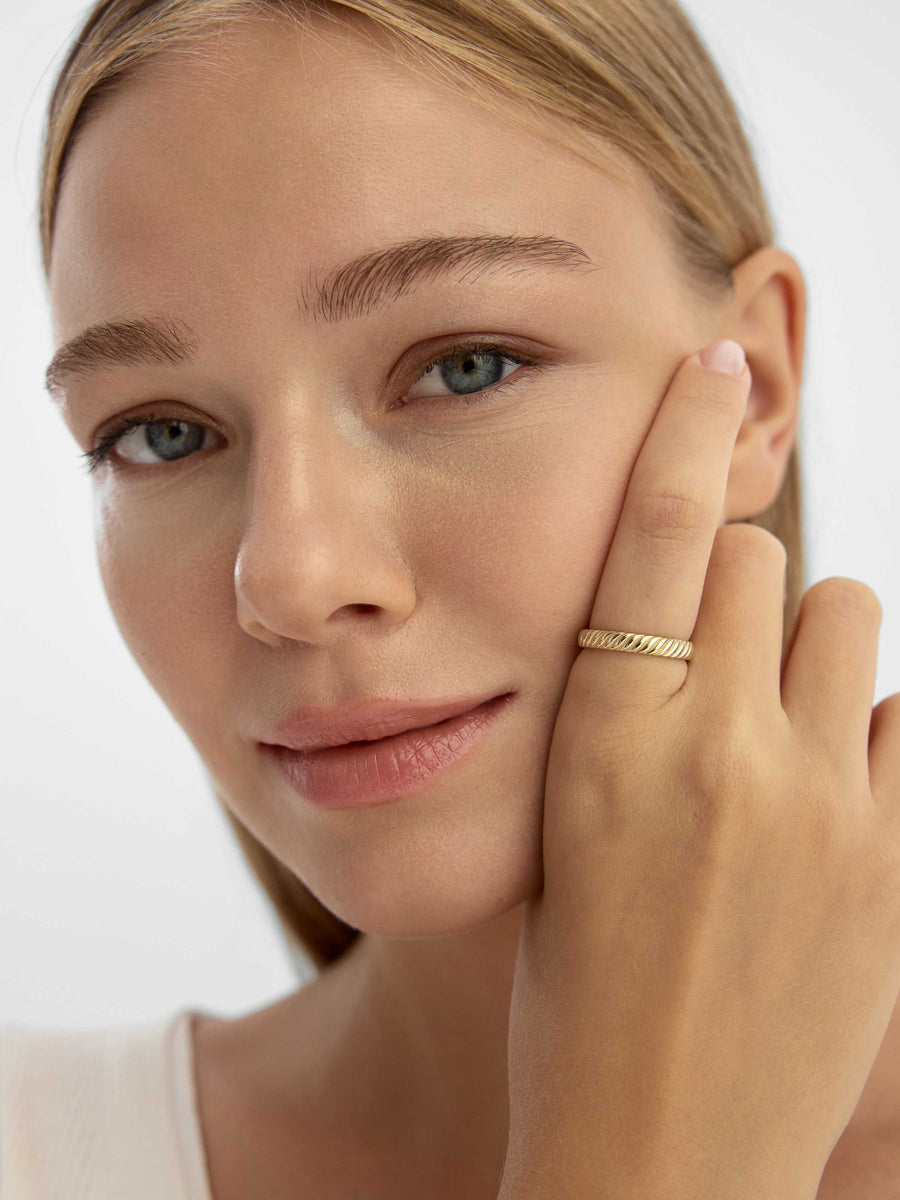 Rope Form Minimal Ring in 14K Gold