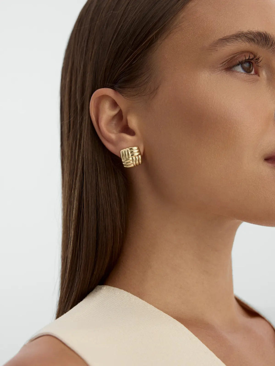 Kapitone Textured Square Form Earrings in 14K Gold