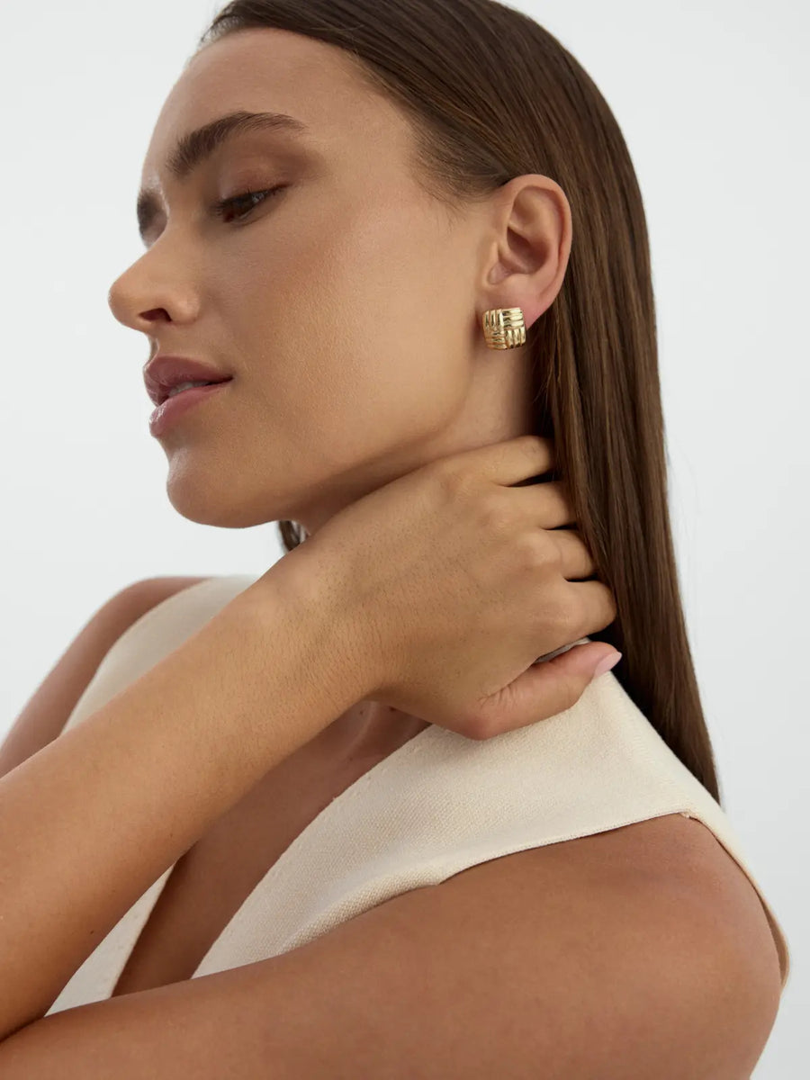 Kapitone Textured Square Form Earrings in 14K Gold