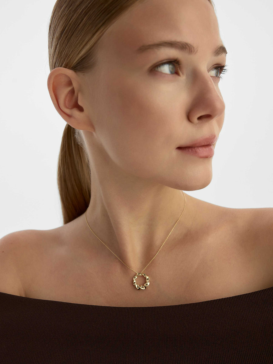 Curved Hoop Design Necklace in 14K Gold