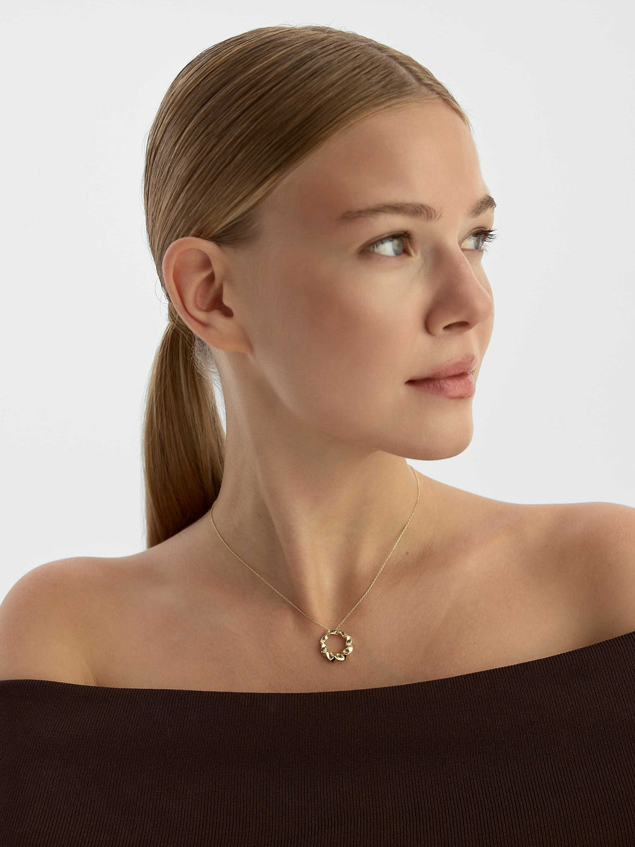 Curved Hoop Design Necklace in 14K Gold