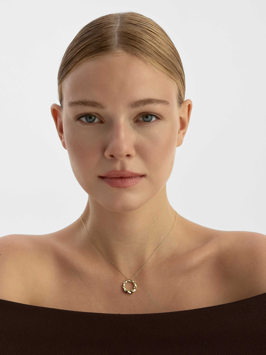 Curved Hoop Design Necklace in 14K Gold
