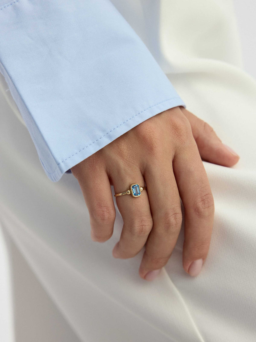 Blue Stone Vintage Form Ring in 14K Gold