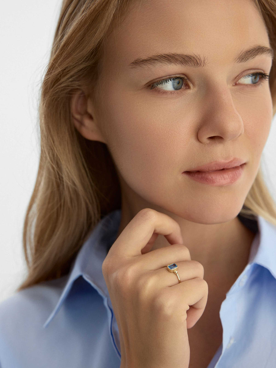 Blue Stone Vintage Form Ring in 14K Gold