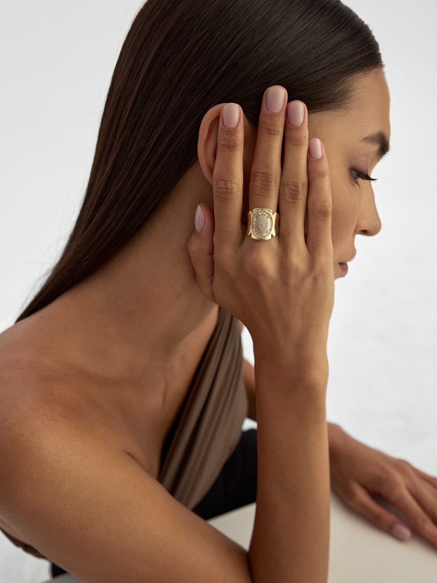Oval Form Baguette & Round-Cut Stone Ring in 14K Gold