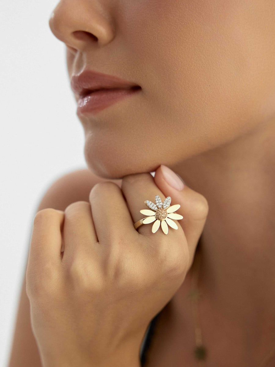 Daisy Motif Stone Ring in 14K Gold