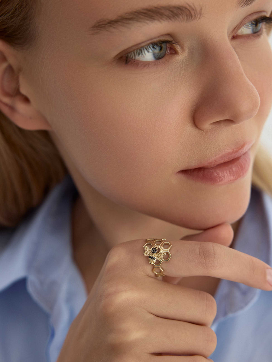 Honeycomb Motif Bee Ring in 14K Gold