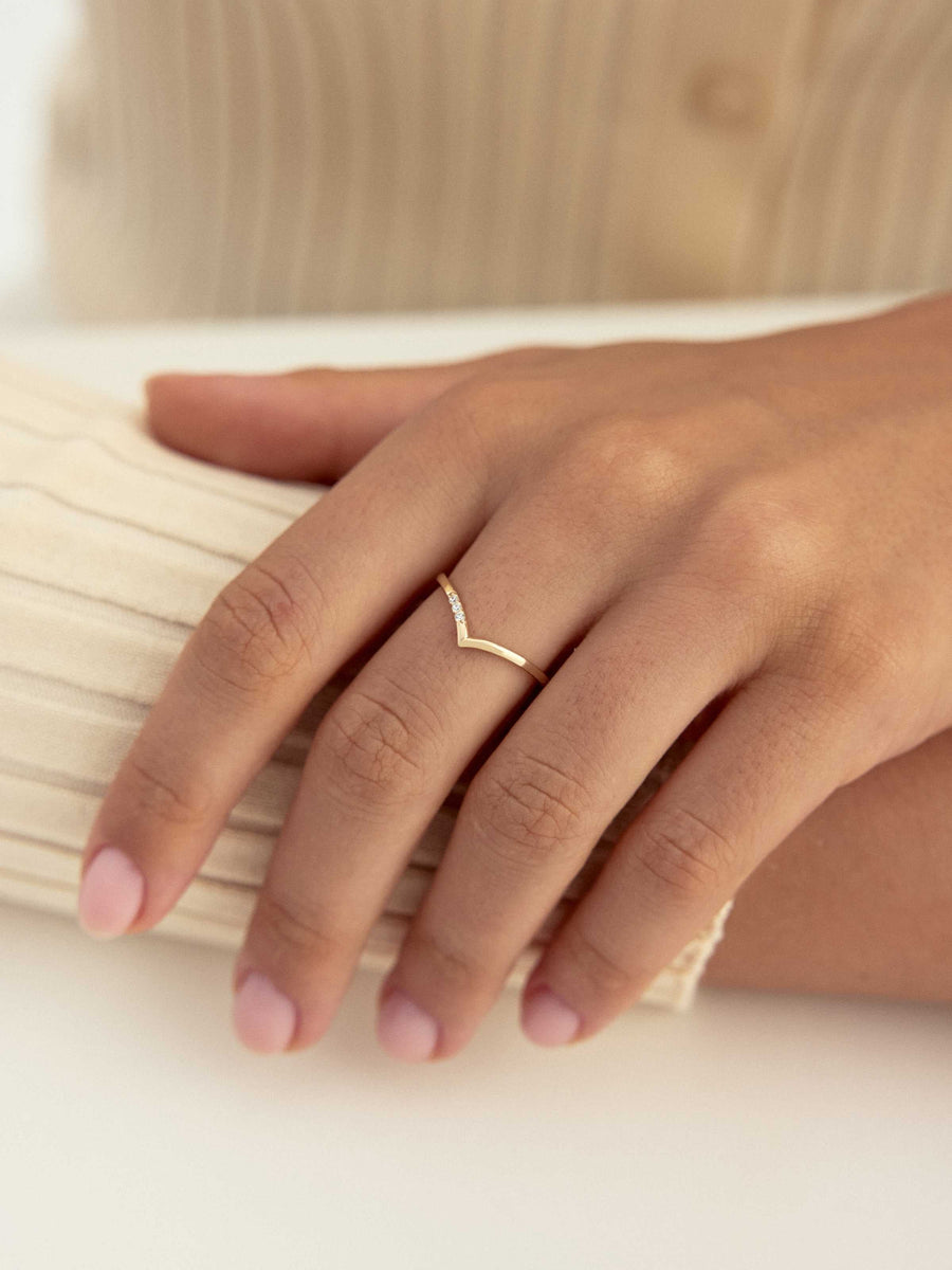 V-Shaped Minimal Stone Ring in 14K Gold