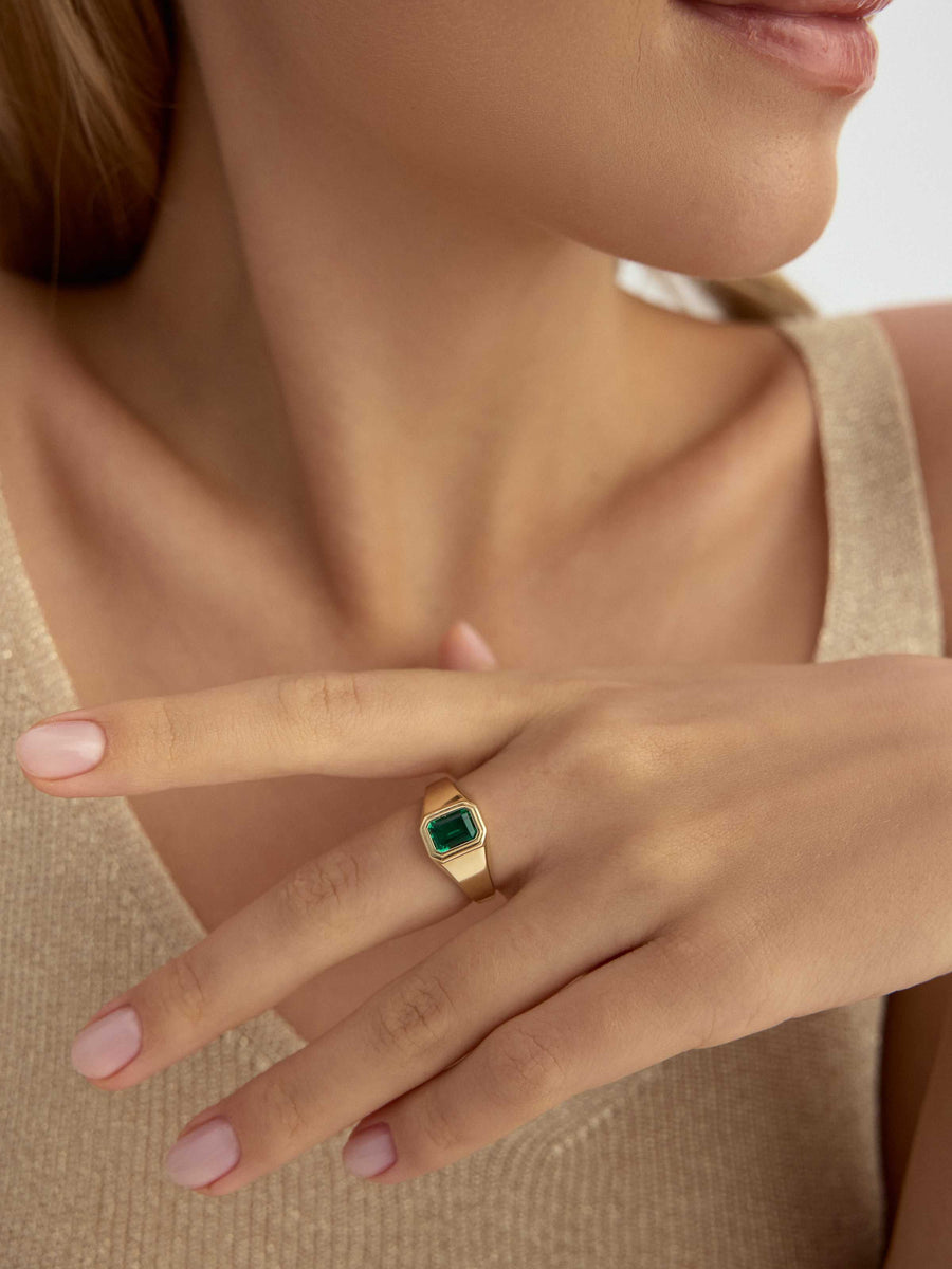 Emerald Green Effect Baguette Ring in 14K Gold