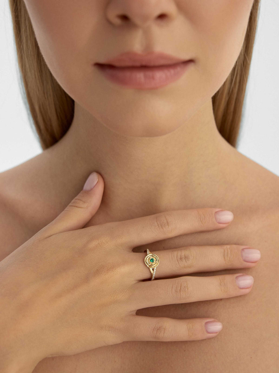 Emerald Green Stone Rose Motif Ring in 14K Gold