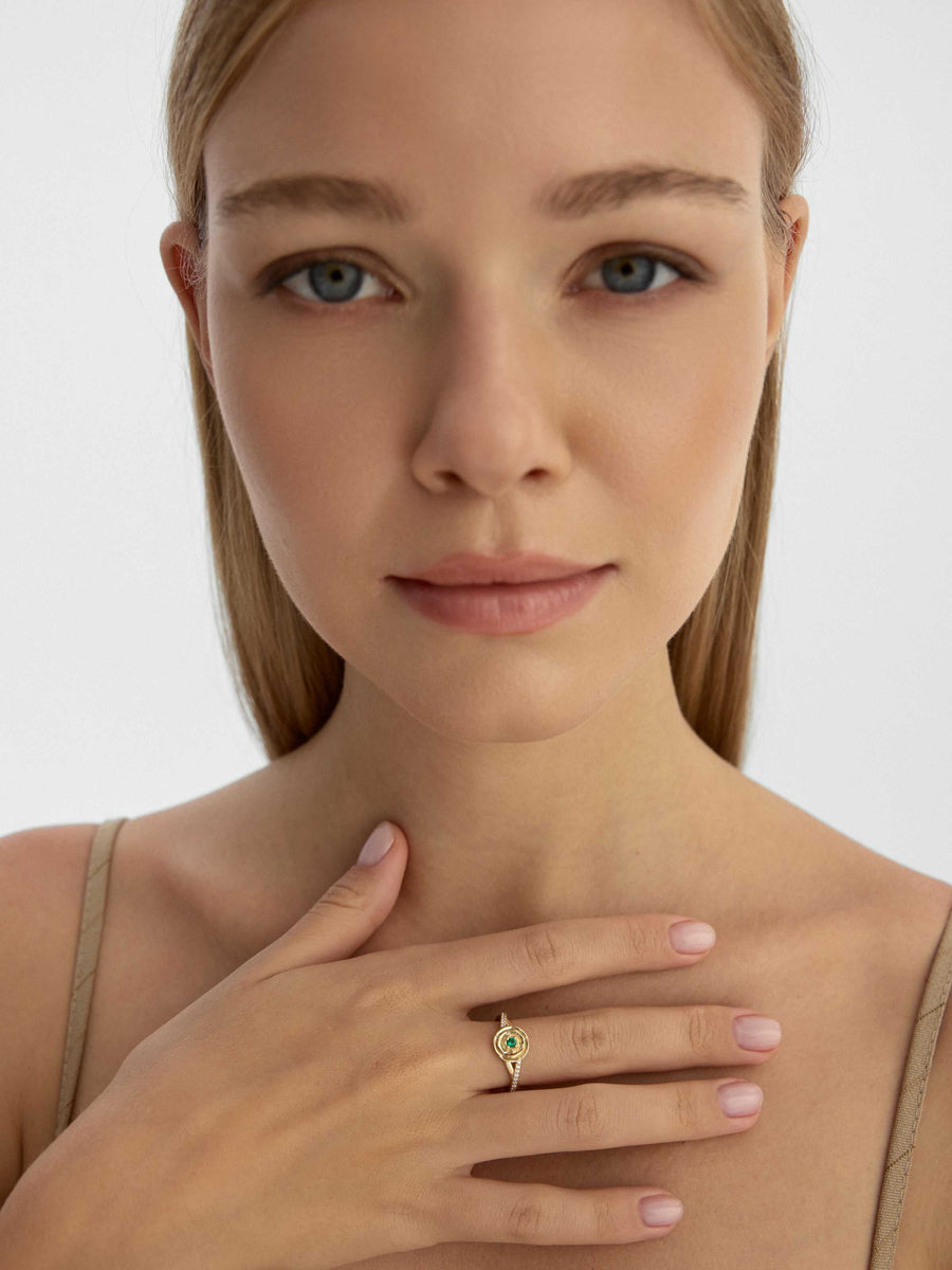 Emerald Green Stone Rose Motif Ring in 14K Gold